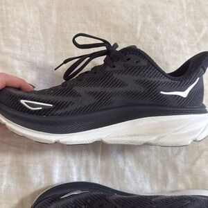 Black Hoka Clifton 9 | Women’s size 7